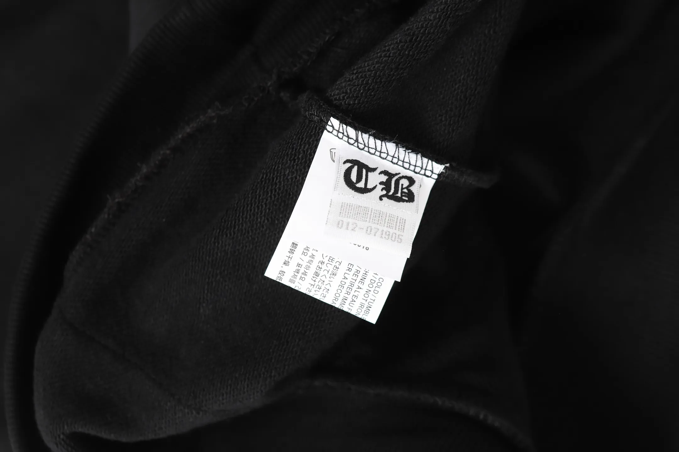 P240 3111 cross-border running quantity model, please do not place an order if you pursue quality - Chrome Hearts/Chrome Hearts Horseshoe Sanskrit printed hooded sweatshirt - High weight, high density and high quality. The wool is soft, delicate and skin-friendly. It feels soft and silky. It has excellent warmth and skin-friendly properties. - Custom-woven and custom-dyed, no color difference. No matter the fabric or workmanship details, it beats the ordinary version on the market. -Colour: black -Size: S M L XL
